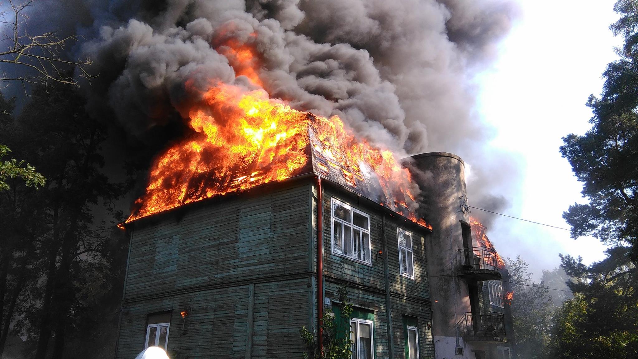 Пожар дома: изображения без лицензионных платежей